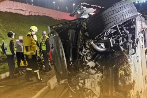Land Rover bate na traseira de caminhão na BR-101, cai na marginal e motorista é salvo antes de carro pegar fogo em SC
