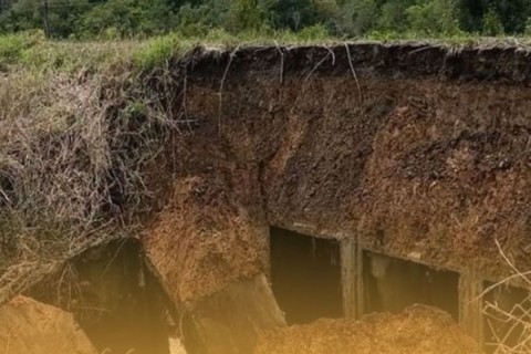 Deslizamento compromete acostamento da SC-114 e acende alerta de novos colapsos após fortes chuvas