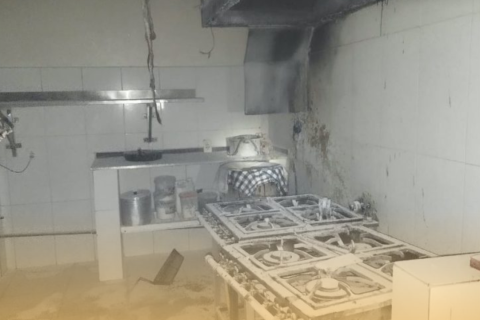 Restaurante pega fogo e populares pulam janela para ajudar a controlar incêndio em SC