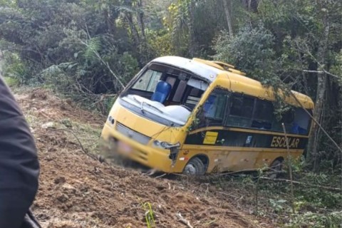 Crianças feridas após ônibus escolar tombar em ribanceira recebem alta