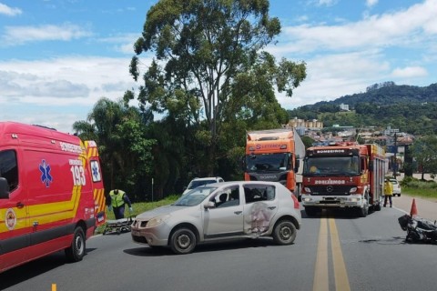 Acidente entre carro e motocicleta deixa homem ferido na BR-470, em Rio do Sul