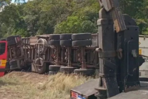 FOTOS: Motorista morre após carreta sair da pista na BR-470 em Pouso Redondo