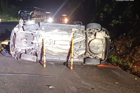 Capotamento deixa cinco pessoas feridas na BR-470, em Trombudo Central