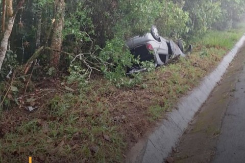 Capotamento na SC-110 deixa duas pessoas feridas em Ituporanga