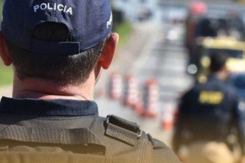 Capotamento deixa faixa bloqueada e causa lentidão na BR-101 em Joinville