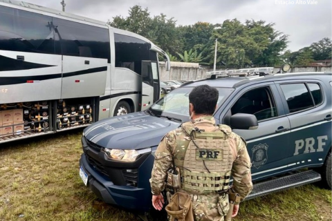 Fiscalização intercepta ônibus com 3 mil garrafas de bebidas uruguaias no Norte catarinense