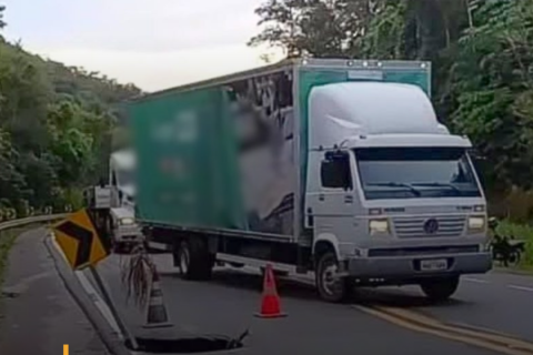 Obras em cratera que voltou a se abrir na BR-470 seguem com siga e pare e complicam trânsito em SC