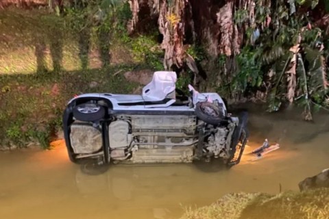 Carro cai em córrego em Brusque e deixa mulher e três crianças feridas; condutor foge