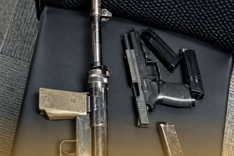 Fundo falso em ônibus de turismo escondia submetralhadora, pistolas e droga, e interceptação aconteceu em Rio do Sul