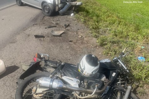 Jovem de 17 anos fica ferido após colisão entre carro e moto em Pouso Redondo