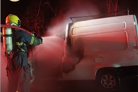 Bombeiros combatem incêndio em veículo na BR-470, em Agronômica
