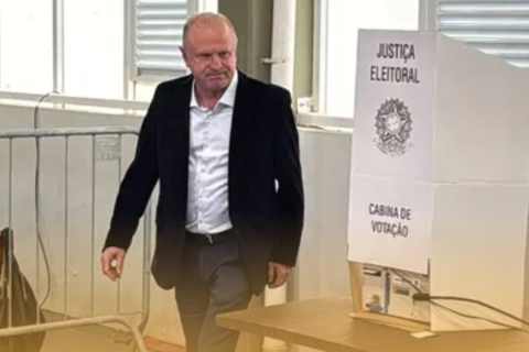 Candidato ao governo de SC, Gelson Merisio vota acompanhado da filha em Jurerê, na Capital