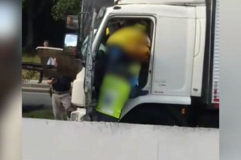 Acidente com caminhão interdita parcialmente trecho da BR-470, em Blumenau