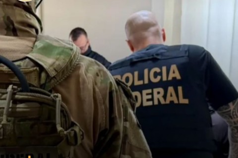Policial da PRF é afastado por suspeita de receber dinheiro por cargas de madeira ilegal em SC