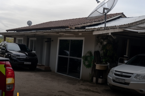 Ex invade casa, tenta matar mulher e filho o atinge com facão em SC