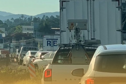 Trecho da BR-470 segue com pare e siga durante obras de pavimentação em Blumenau