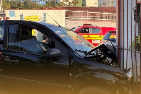 Idoso morre após carro bater violentamente contra muro de casa em SC