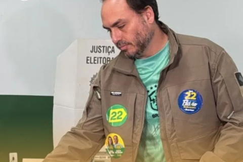Candidato ao Senado por SC, Carlos Bolsonaro vota em São José no primeiro turno das eleições 2026