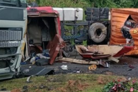 Acidente com carretas bloqueia rodovia em Blumenau