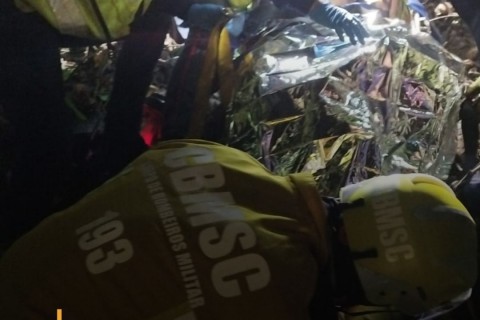 Queda em ribanceira de 15 metros deixa motorista ferido em Rio do Sul