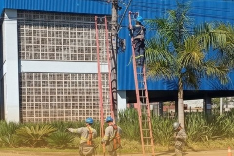 Projeto Limpa Fios conclui organização da rede aérea na Rua XV de Novembro