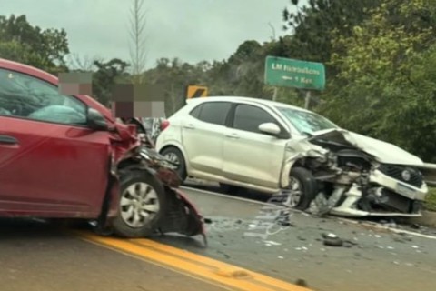 Trecho da BR-470 fica parcialmente bloqueado após acidente entre veículos e causa lentidão no trânsito em SC
