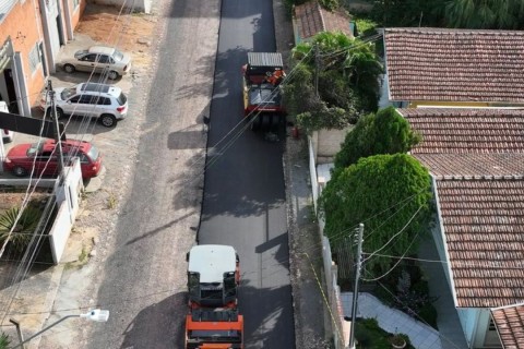 Obra de pavimentação na rua Jacó Finardi continua nesta quinta-feira (14)
