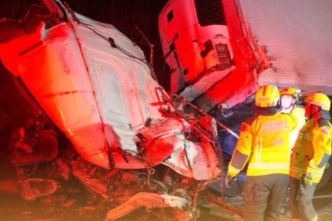 Grave acidente entre três caminhões deixa um morto e bloqueia totalmente a BR-282 na subida da Serra em SC