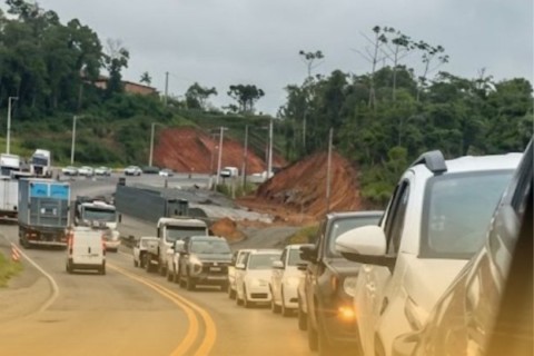 Na contramão dos avanços, fantasma da paralisação ronda obras da BR-470 há quase 3 meses sem mudanças em trecho crítico de SC