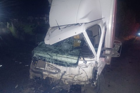 Homem morre após colisão entre carro e caminhão na BR470 em Pouso Redondo