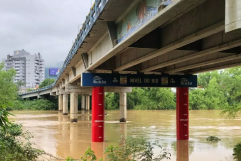 Rio do Sul mantém atenção com nível do rio elevado e previsão de chuva até segunda-feira