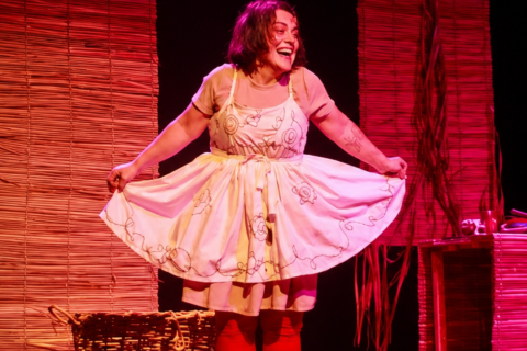 Após teatro lotado no primeiro fim de semana, “Domingo Tem Teatro na Ponte” retorna com espetáculo “Quintal de Infâncias” em Rio do Sul