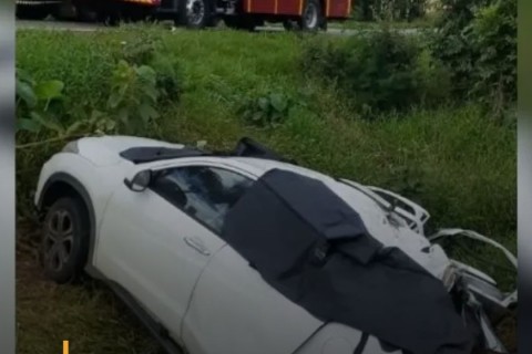 Avó e dois netos de 9 e 12 anos morrem em acidente entre carro e caminhão