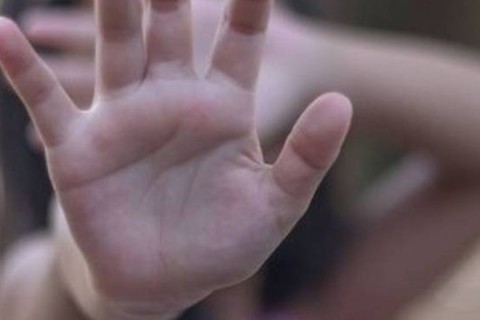 Mãe queima filha de 9 anos com colher quente após menina comer doce sem autorização em SC