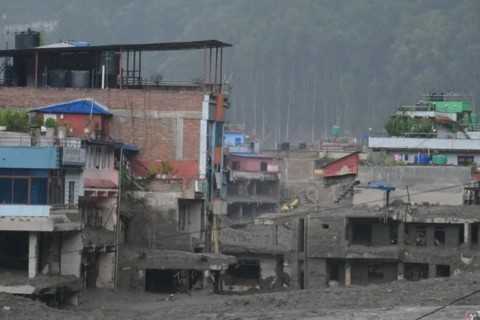 Colapso de geleira causou avalanche no Nepal. Mortos passam de 360. Ao todo, 644 turistas de 33 nacionalidades estão desaparecidos, a maioria da Índia e do Nepal
