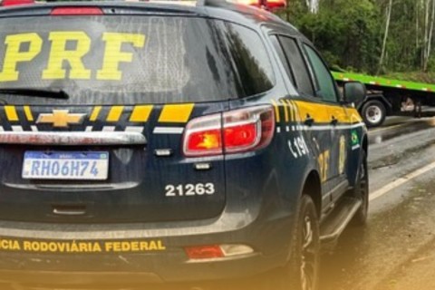 Veículo sai da pista e pega fogo na BR-470 em Rodeio