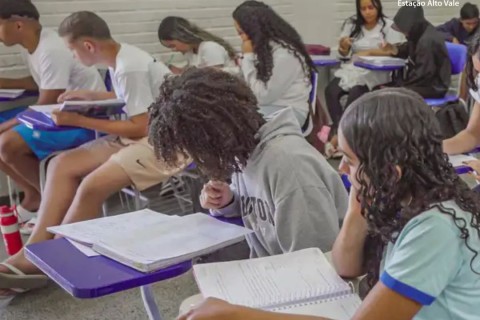 Brasil melhora desempenho escolar no longo prazo, mas patamar é baixo