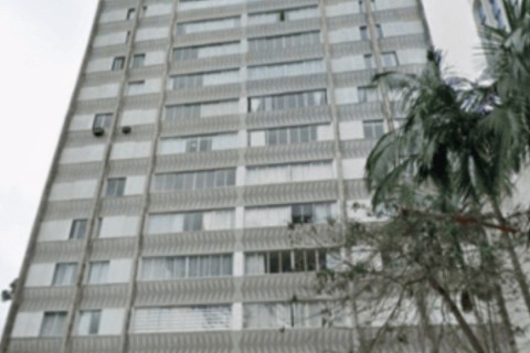 Cachorro late sem parar e vizinhos descobrem família inteira morta em apartamento trancado