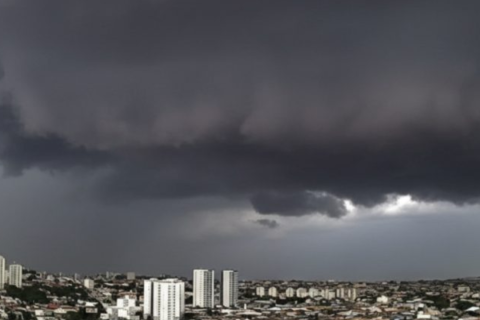 Frente fria avança em SC com risco de temporais, granizo e ventos fortes