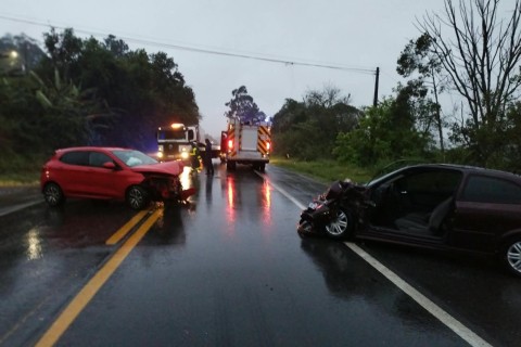 Colisão frontal deixa quatro pessoas feridas na BR-470, em Rio do Sul