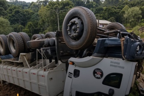Passageiro morre após caminhão tombar e parar com rodas para o alto em estrada de chão em SC