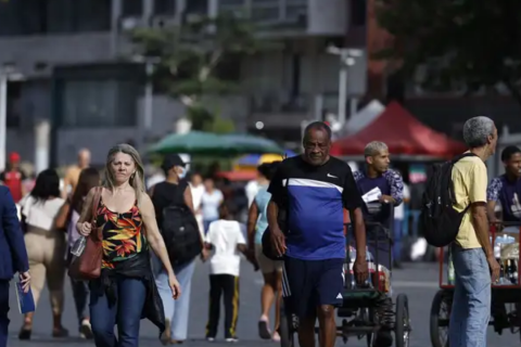 Crescimento populacional caiu para 0,37% em 2026, estima IBGE
