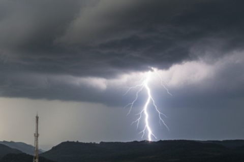 Frente fria avança e provoca ‘chuvarada’ em 7 estados com alerta de temporais e granizo