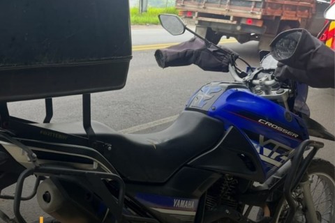 Motociclista fica ferido após colisão lateral com caminhão na BR-470, em Rio do Sul