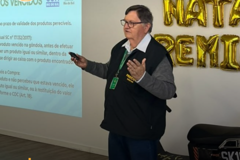 Procon de Rio do Sul orienta lojistas sobre direitos do consumidor durante encontro promovido pela CDL