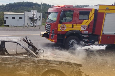 Incêndio destrói veículo na SC-350, em Ituporanga