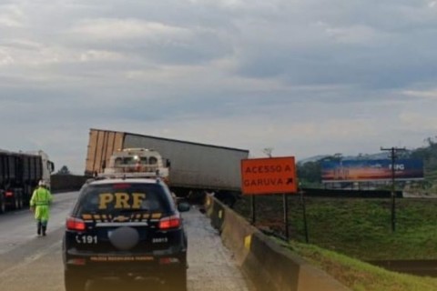 Carreta fica ‘pendurada’ em viaduto após acidente e provoca trânsito lento na BR-101 em SC