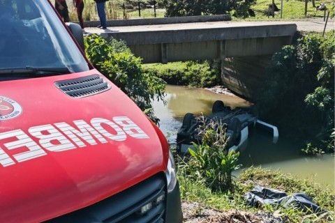 Homem morre após veículo sair da pista e capotar dentro de rio em Agronômica