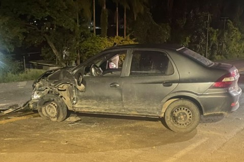Colisão entre carro e carreta deixa homem ferido na BR-470, em Pouso Redondo