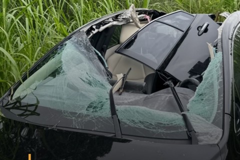 Pedra cai de caminhão, arranca teto de Corolla e deixa mulher de 61 anos em estado grave em Jaraguá do Sul